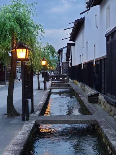 瀬戸川と白壁土蔵街